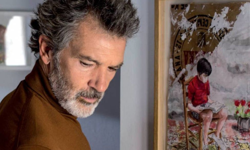 Salvador Mallo [Antonio Banderas] junto a su retrato de niño en Dolor y gloria