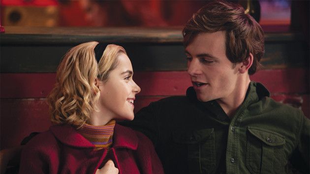 Sabrina y Harvey en 'La escalofriantes aventuras de Sabrina'