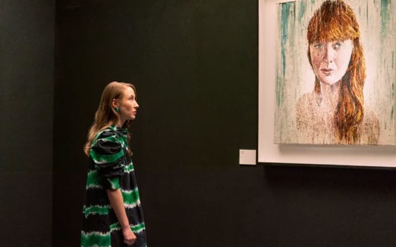 Becky mirando a Chloe