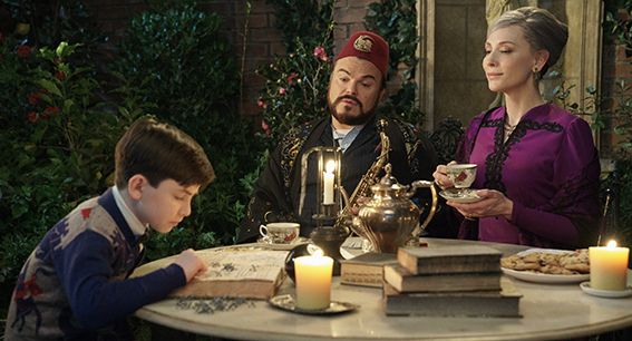 critica el reloj de la casa en la pared jack black cate blanchett