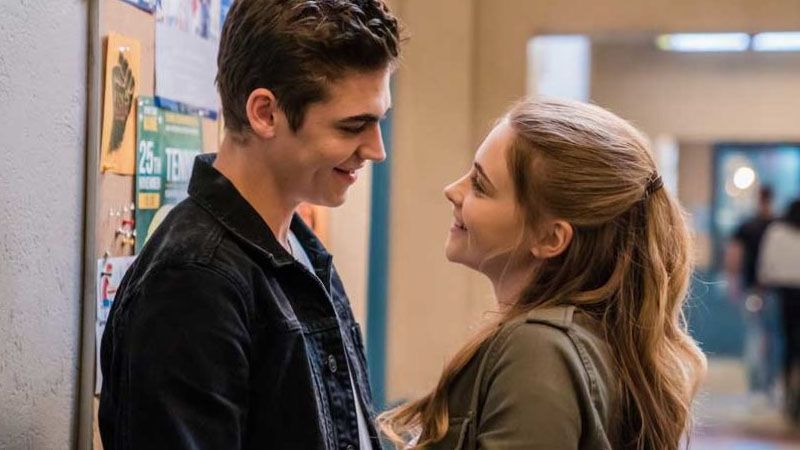 Hero Fiennes-Tiffin como Hardin y Josephine Langford como Tessa en 'After'