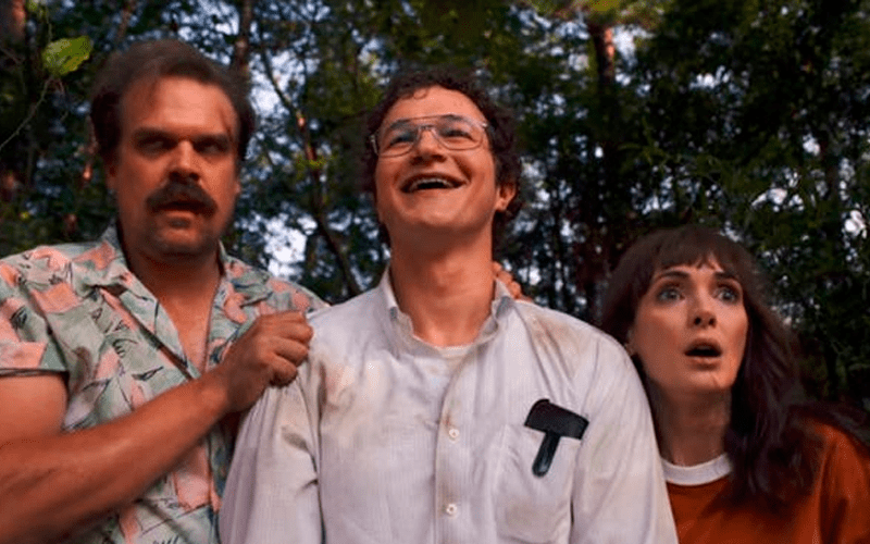 Hopper, Alexis y Joyce en la temporada 3 de Stranger Things